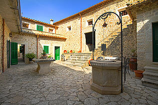 Stadthaus in Mancor de la Vall Mallorca Innenhof mit Brunnen